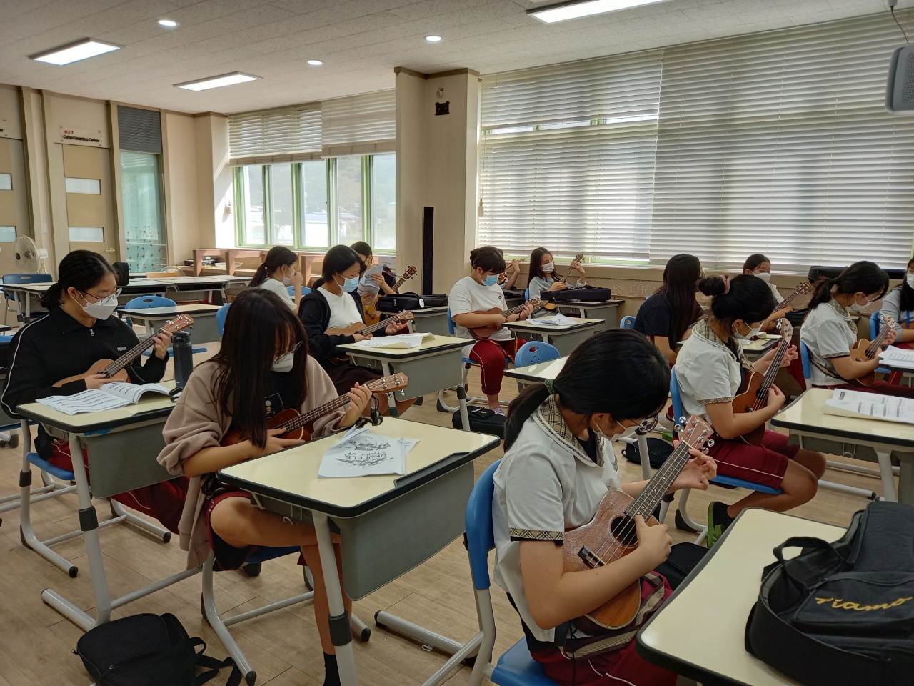 2021학년도 예술 수업 1인 1악기 수업 장면